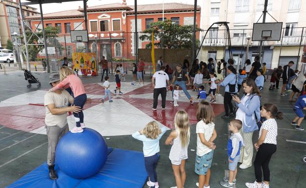 Imagen principal - El circo conquista a los más pequeños en la Plaza de la Llama