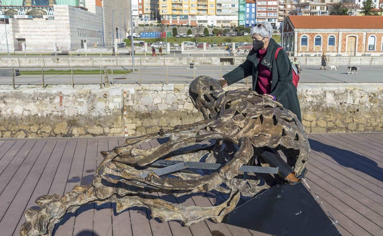 La escultura, cuando ya estaba tumbada en el suelo.