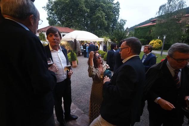 El rector de la Universidad Internacional Menéndez Pelayo, Carlos Andradas conversa con el director de El Diario Montañés, Íñigo Noriega.