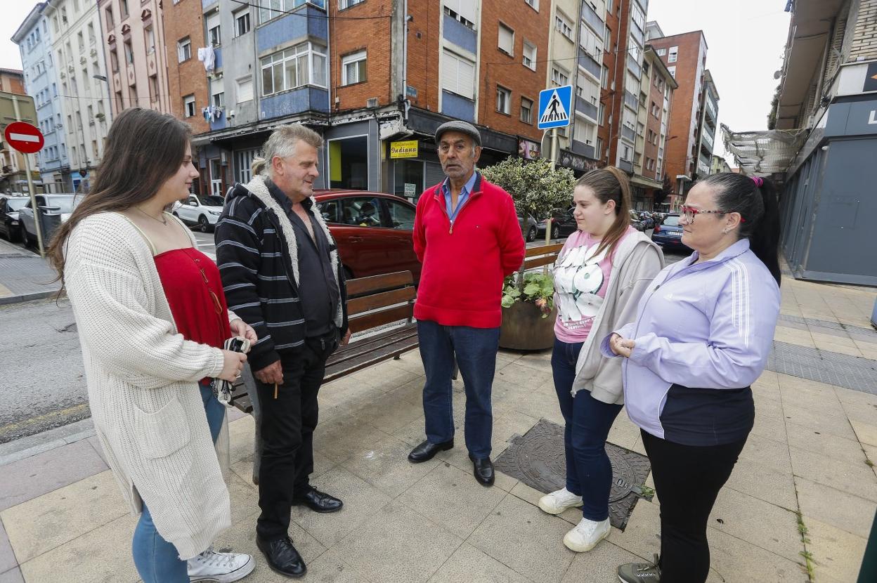 Jesús García Miguel y José Amador Borja conversan con familiares junto al Hotel Regio. 