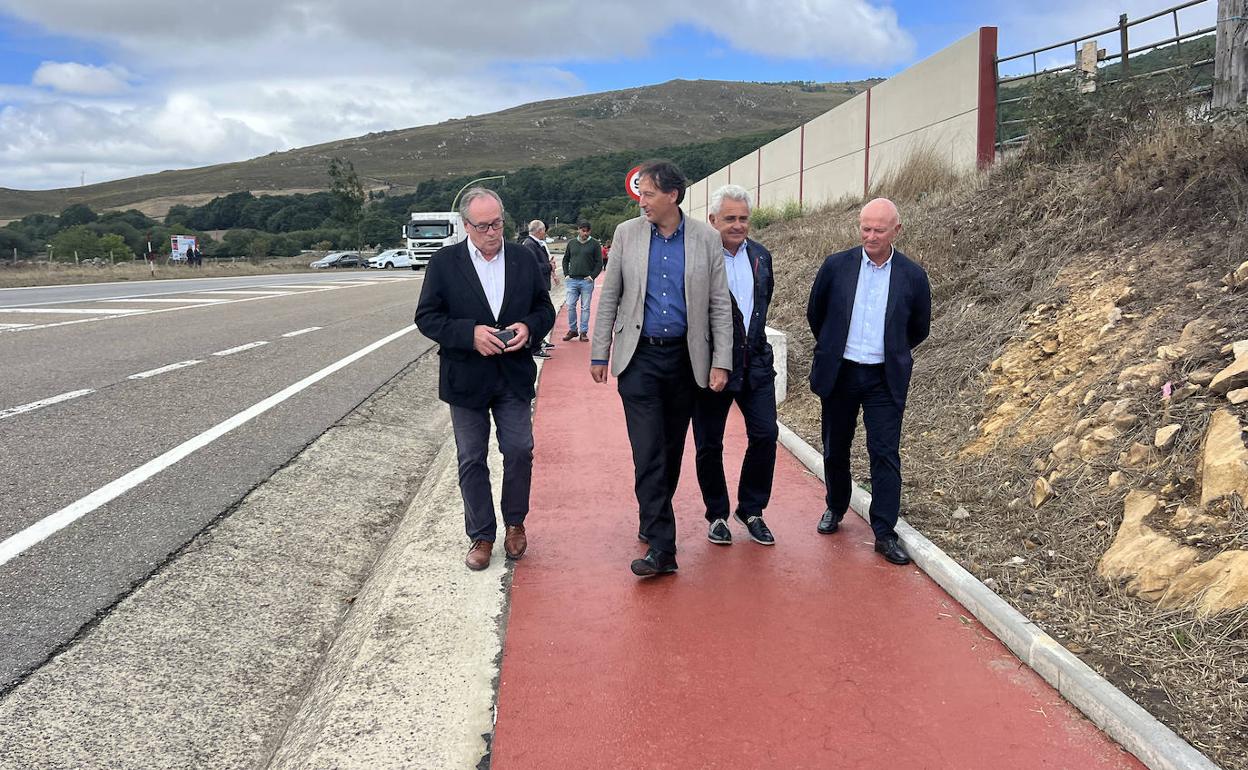 El consejero José Luis Gochicoa con el alcalde de Campoo de Yuso recorre la senda. 