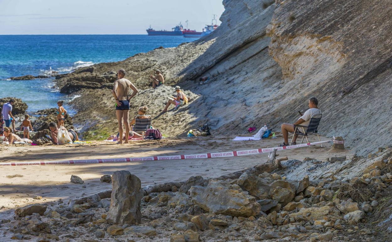 Las lluvias originan un desprendimiento de rocas en la playa de Mataleñas