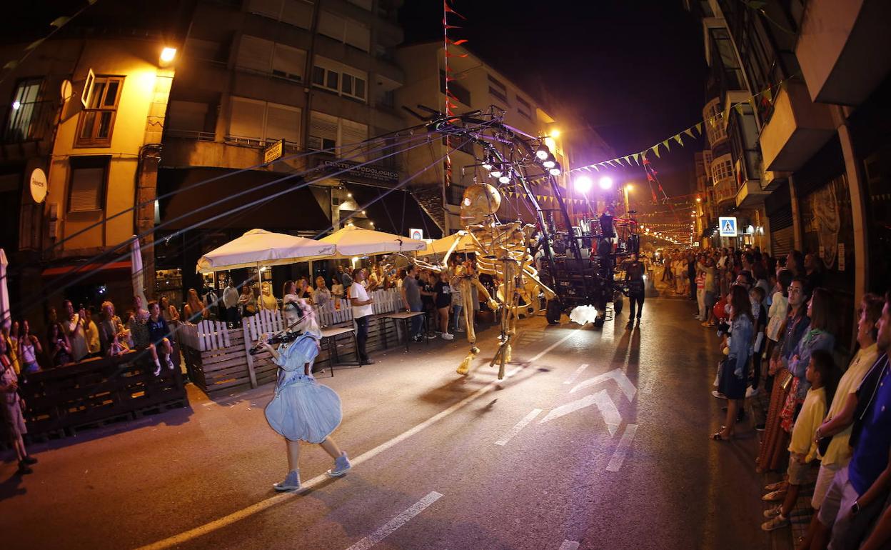 La compañía Carromato Teatro ofrece el espectáculo 'Big Dancers' en la calle Julián Ceballos.