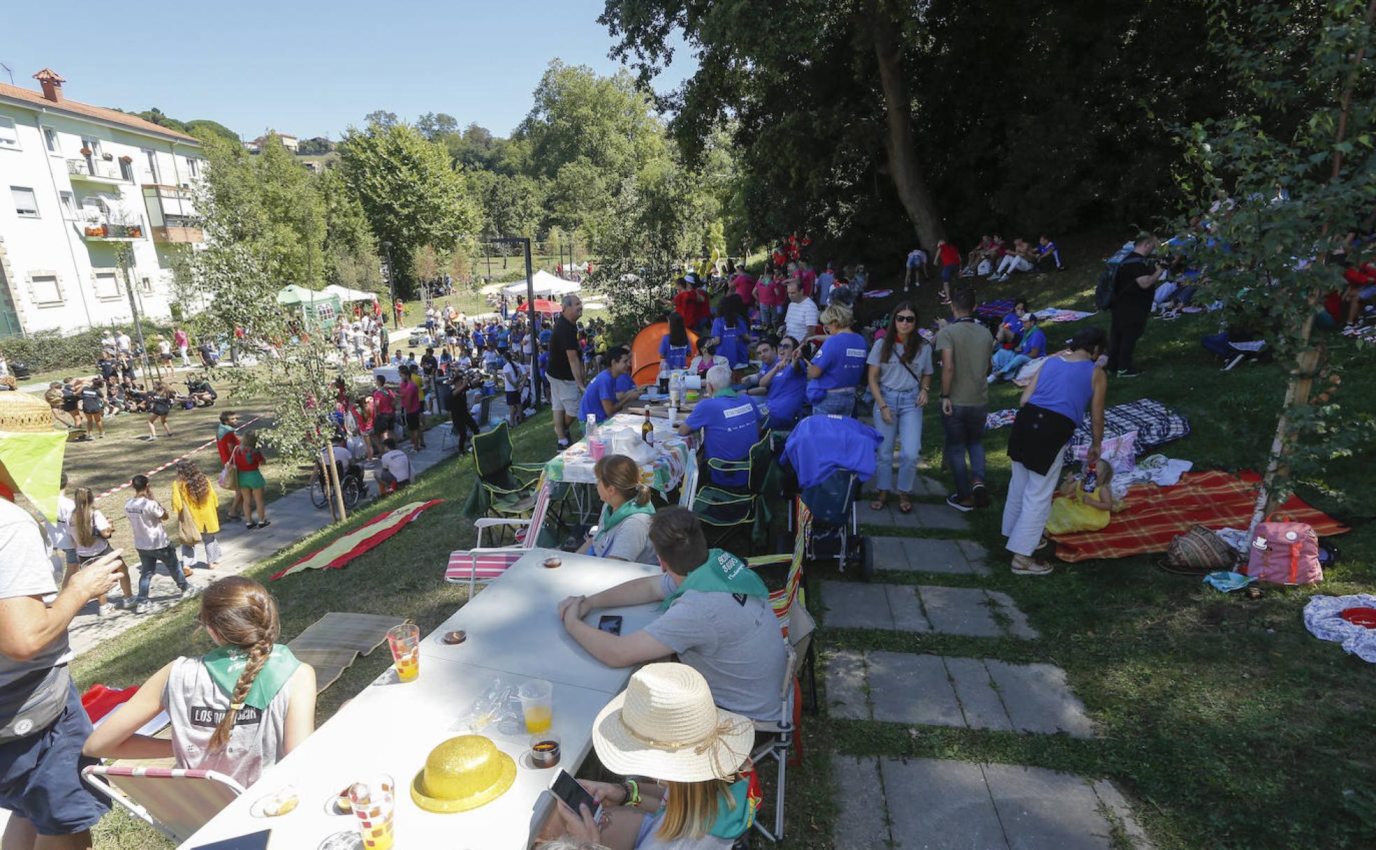 El calor hizo que muchas cuadrillas buscasen refugio en las sombras del Parque de Miravalles.