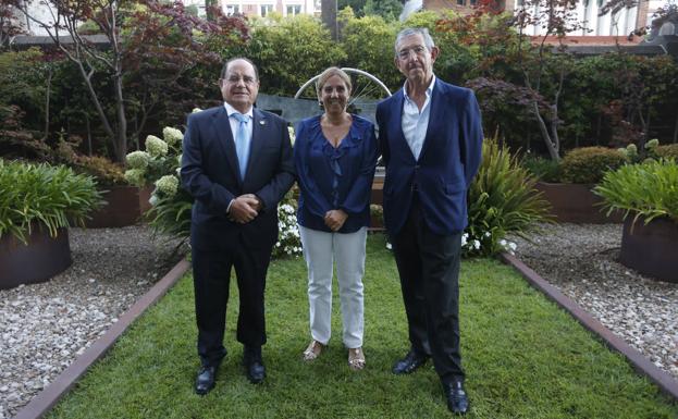 Desde la izquierda, Jesús Martínez Teja, Dolores Gallardo y Luis Revenga.