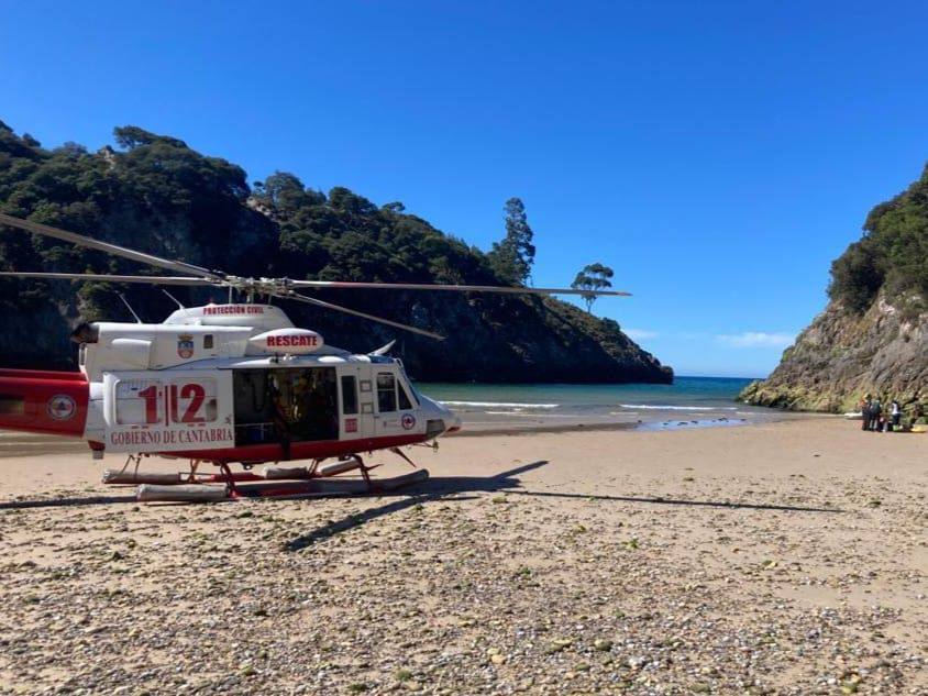 El helicóptero del 112 en la playa de Pechón esta tarde.