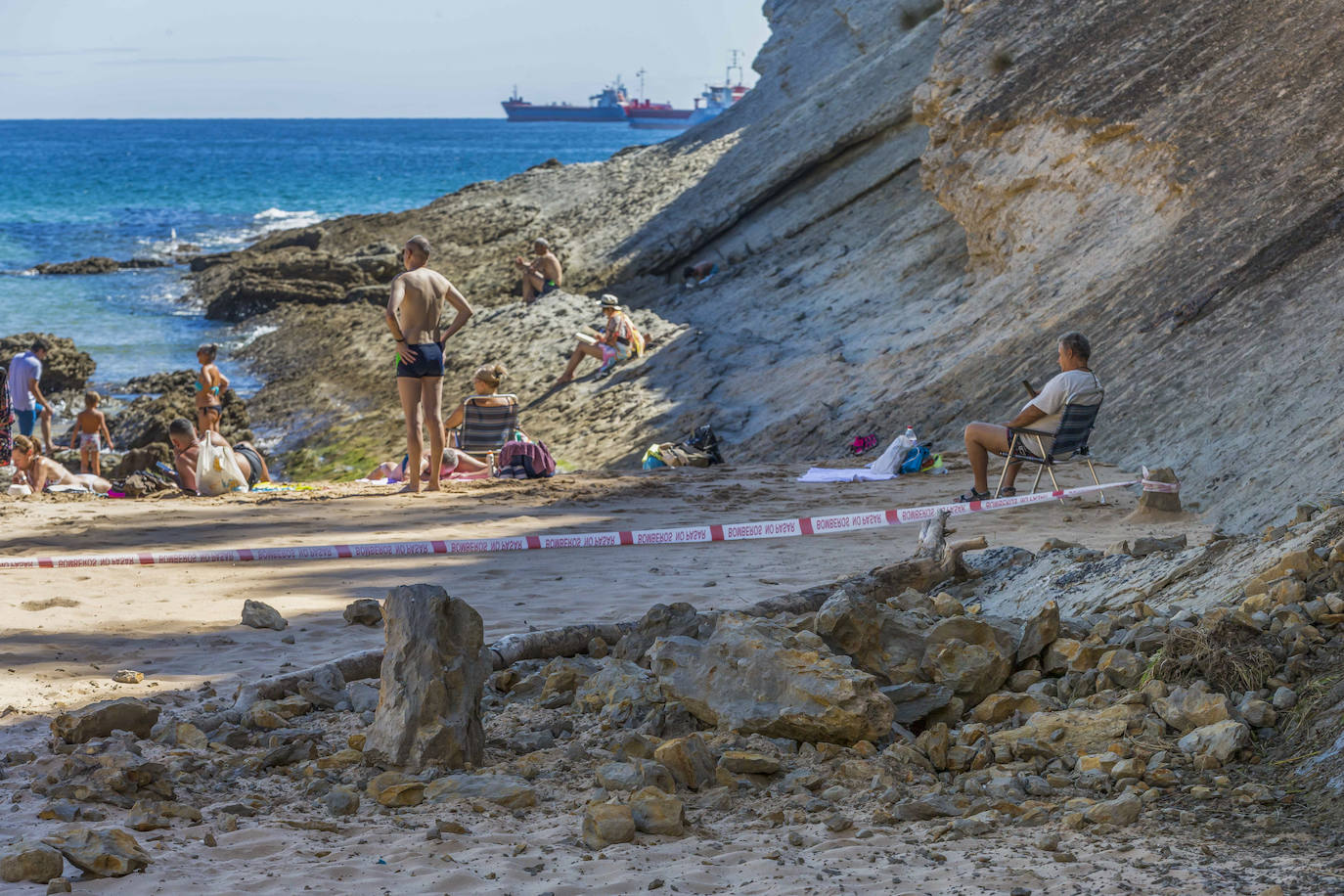 Fotos: Desprendimiento de rocas en la playa de Mataleñas