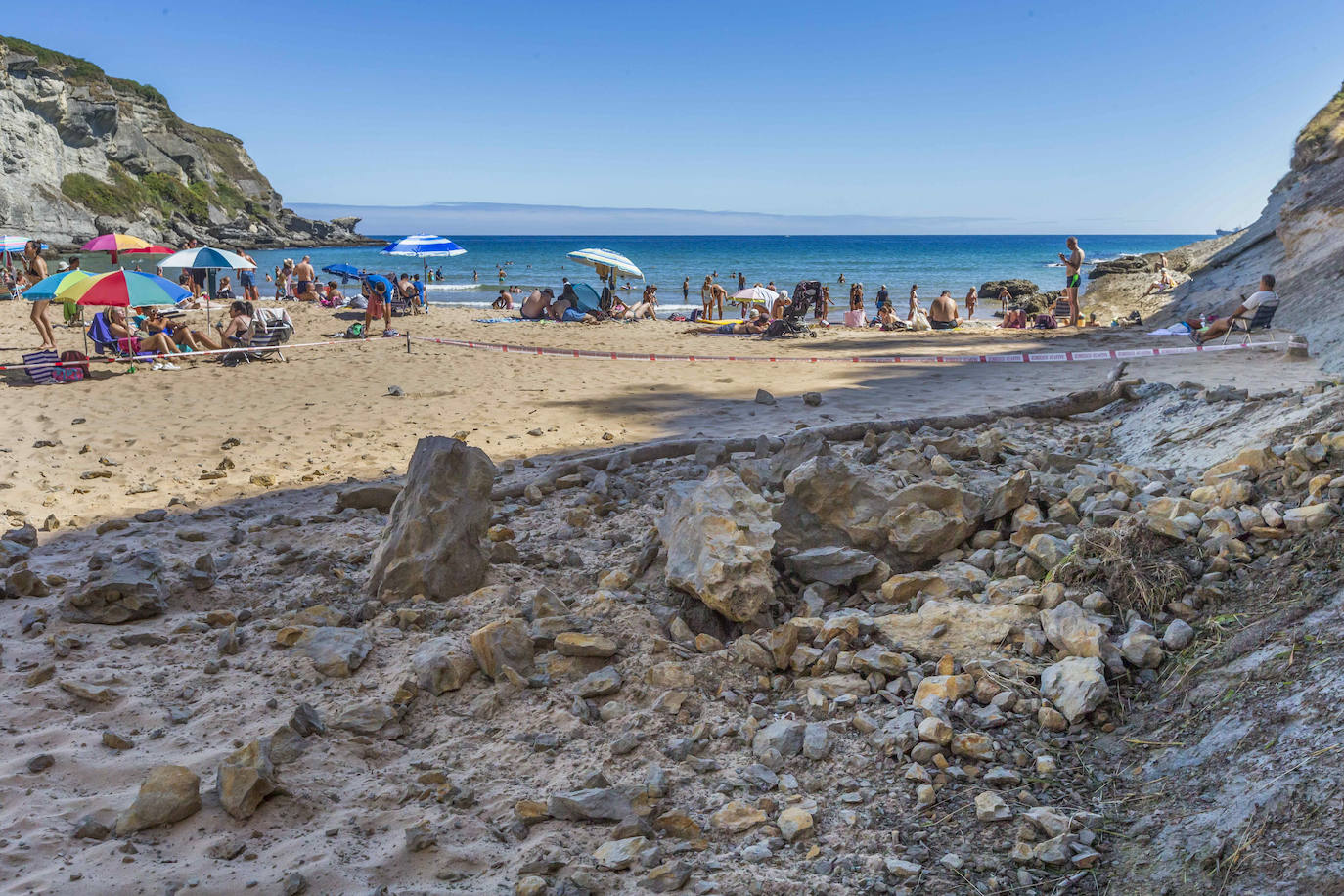 Fotos: Desprendimiento de rocas en la playa de Mataleñas