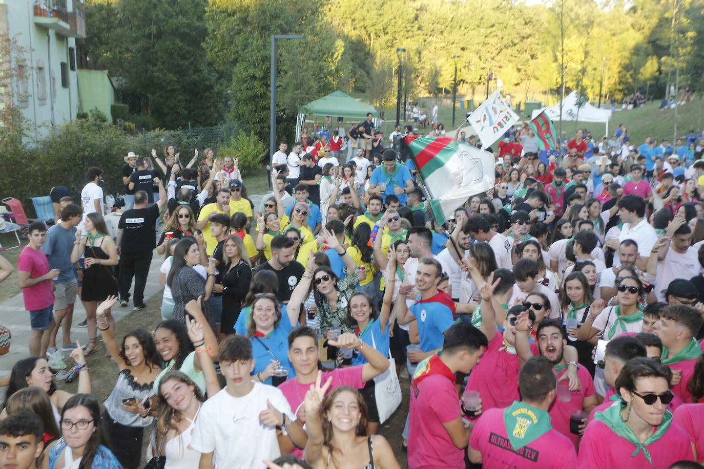 Fotos: El Día de las Peñas lleva la fiesta al Parque de Miravalles