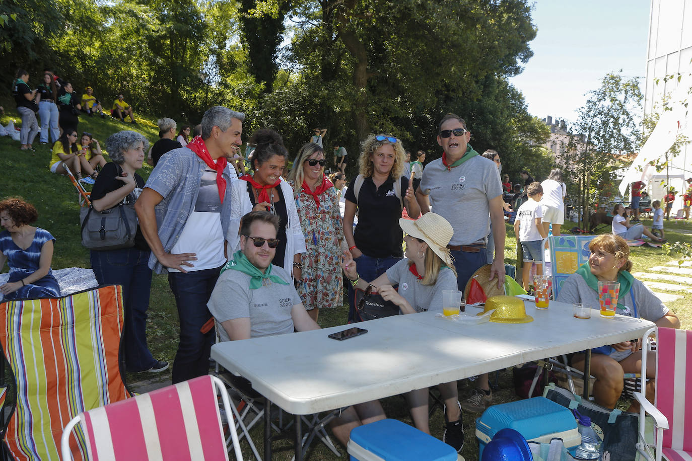 Fotos: El Día de las Peñas lleva la fiesta al Parque de Miravalles