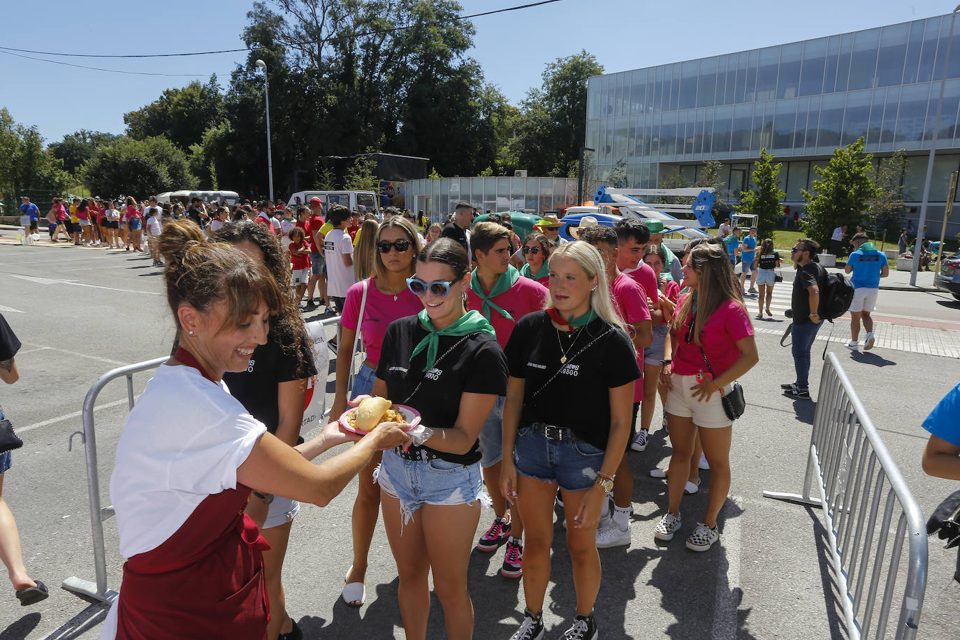 Fotos: El Día de las Peñas lleva la fiesta al Parque de Miravalles