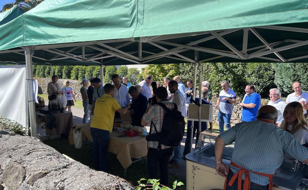 El mercado agroalimentario y el Día del Turista animan las calles de Puente Viesgo