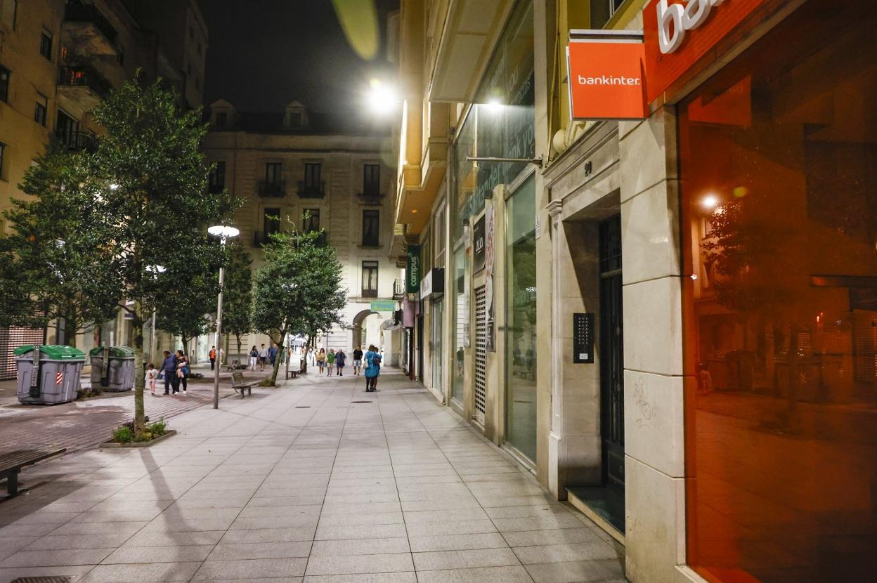 Comercios de Juan de Herrera, una de las calles comerciales de Santander, con los escaparates apagados el jueves por la noche. 