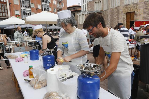 Los torrelaveguenses se echaron a la calle para la competición de las tortillas