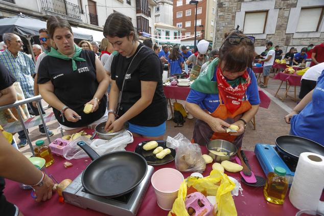 Los torrelaveguenses se echaron a la calle para la competición de las tortillas