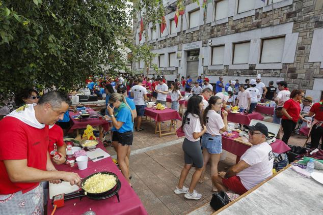 Los torrelaveguenses se echaron a la calle para la competición de las tortillas