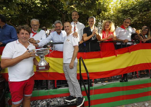 Un desfile con color y calor para decir adiós a las fiestas