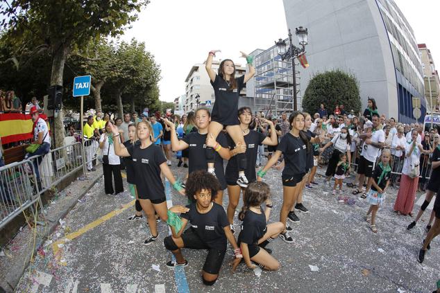 Un desfile con color y calor para decir adiós a las fiestas