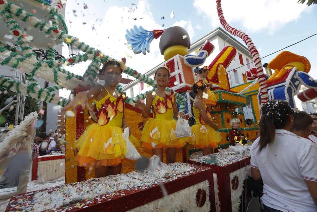 Un desfile con color y calor para decir adiós a las fiestas