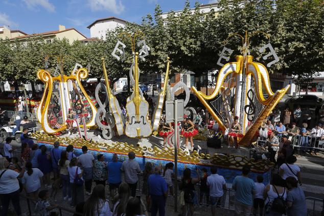 Un desfile con color y calor para decir adiós a las fiestas