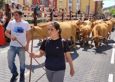 Imagen secundaria 1 - Los pastores han exhibido sus ejemplares con las mejores galas, campanos de feria incluidos 