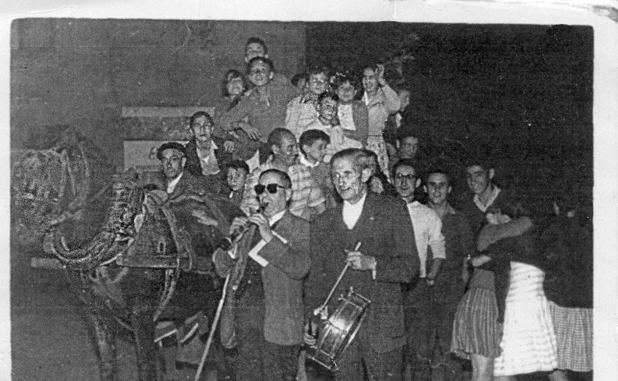 Tiburcio (detrás del caballo), El Chuli, los piteros y vecinos de Churruca. Hacia 1957