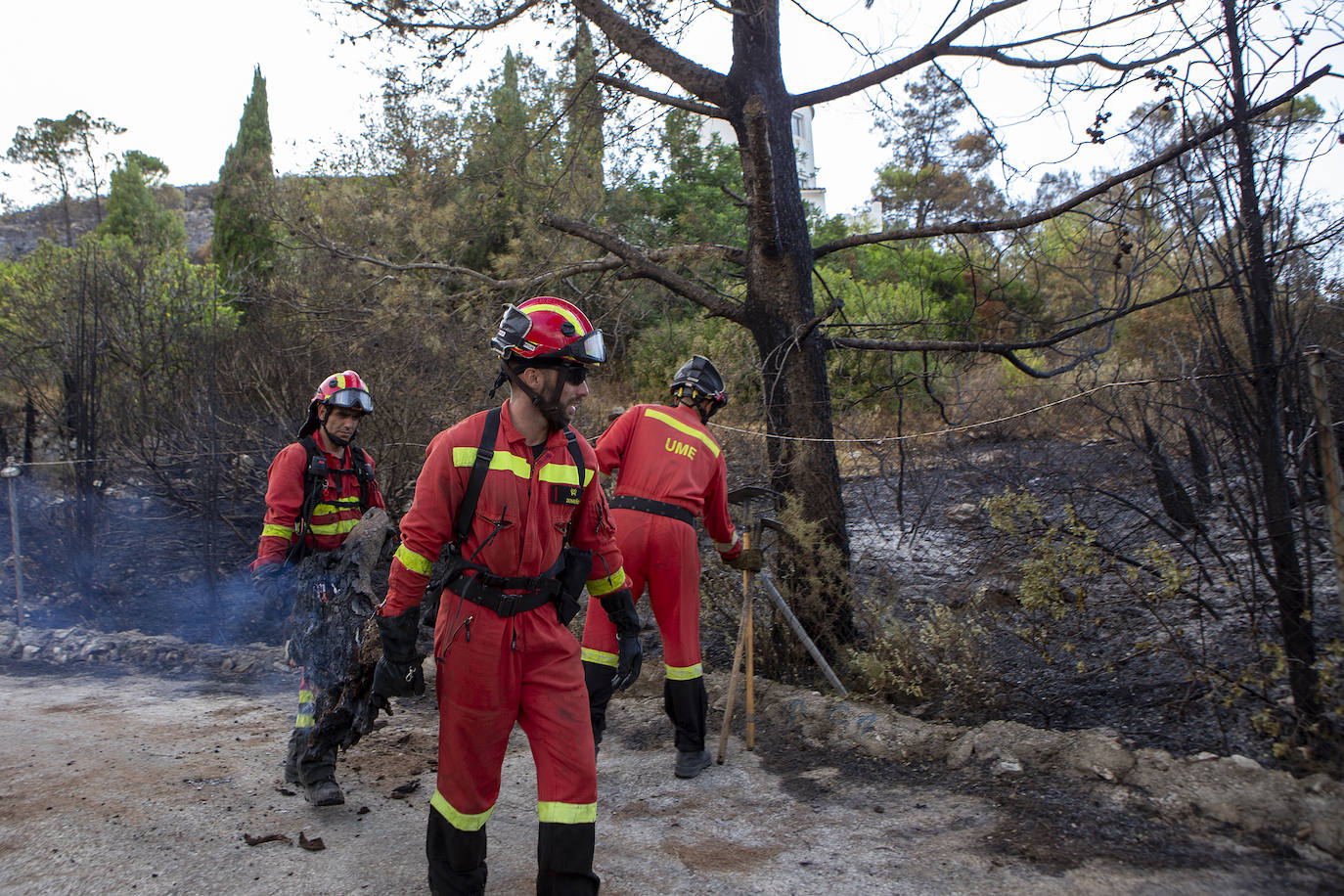 Efectivos de la Unidad Militar de Emergencia luchan contra el incendio forestal en Vall d´Ebo, en la provincia de Alicante.