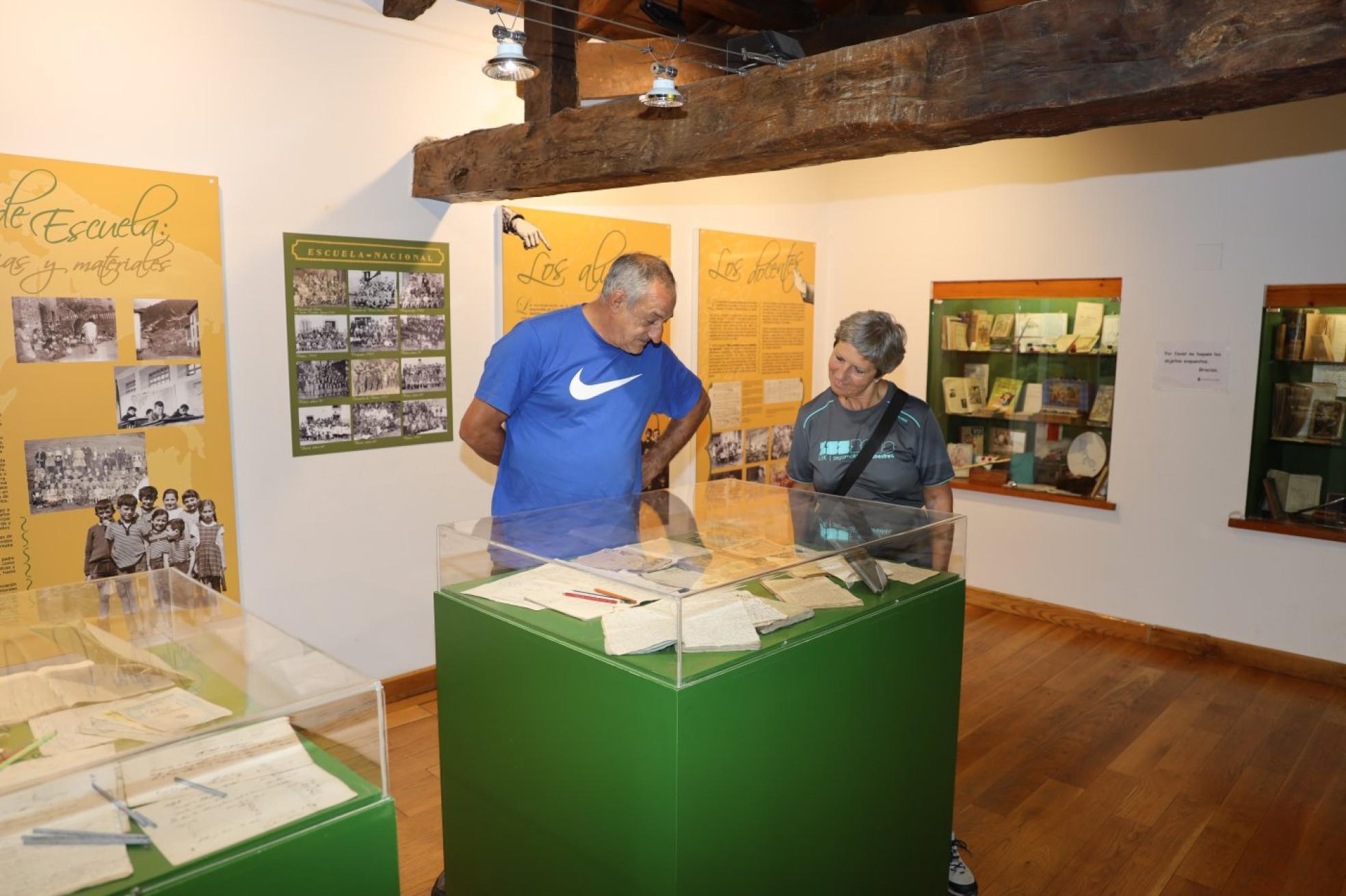 Dos visitantes contemplan un expositor en el Museo de la Escuela de Mogrovejo. 