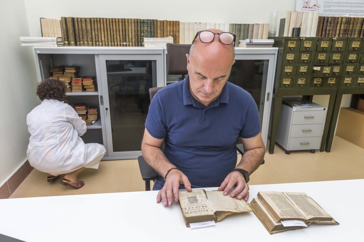 El restaurador y la técnico trabajan ahora en la Biblioteca Central, a la espera de que se rehabilite la de Menéndez Pelayo. 