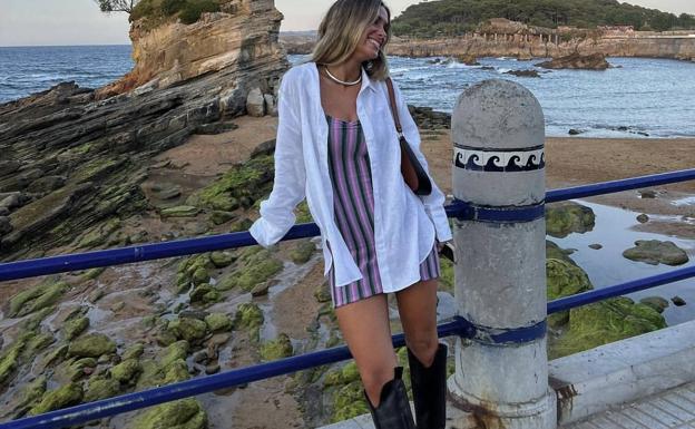 María Pombo escoge un look con vestido, camisa 'oversize' y botas 'cowboy'. 