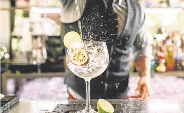 El sofisticado y refrescante gin tonic mantiene su popularidad sobre otros combinados. 