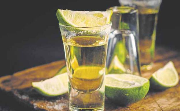 La forma más popularizada en todo el mundo de tomar el tequila es acompañado de sal y limón