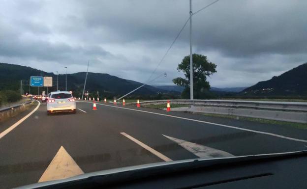 En la imagen, la farola que el camionero se ha lelvado por delante. 