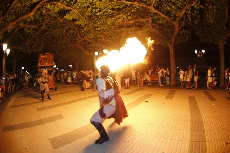 Tras los fuegos artificiales, las calles de Torrelavega acogieron un pasacalles nocturno de Subumbra de Troula Teatro.