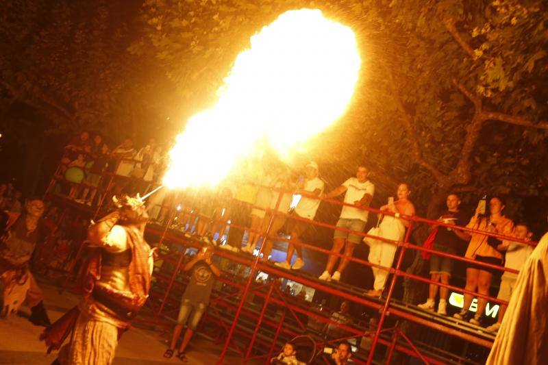 Tras los fuegos artificiales, las calles de Torrelavega acogieron un pasacalles nocturno de Subumbra de Troula Teatro.