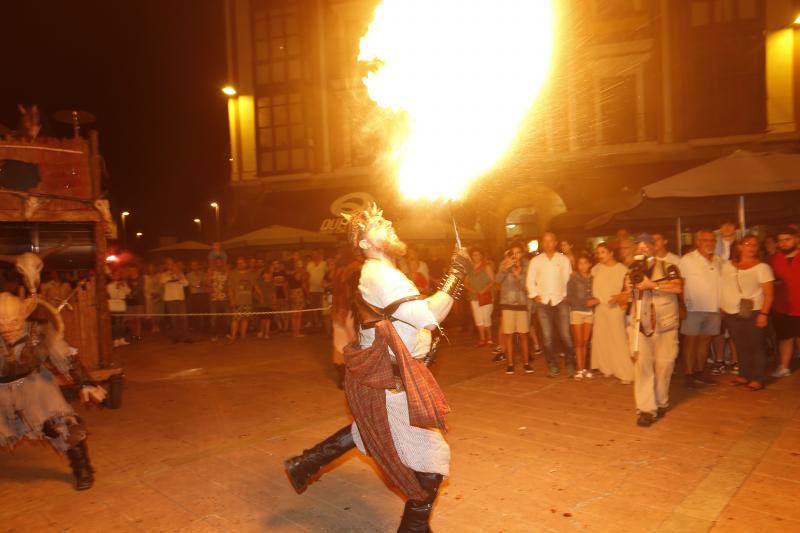 Tras los fuegos artificiales, las calles de Torrelavega acogieron un pasacalles nocturno de Subumbra de Troula Teatro.