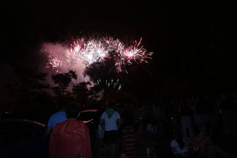 Tras los fuegos artificiales, las calles de Torrelavega acogieron un pasacalles nocturno de Subumbra de Troula Teatro.