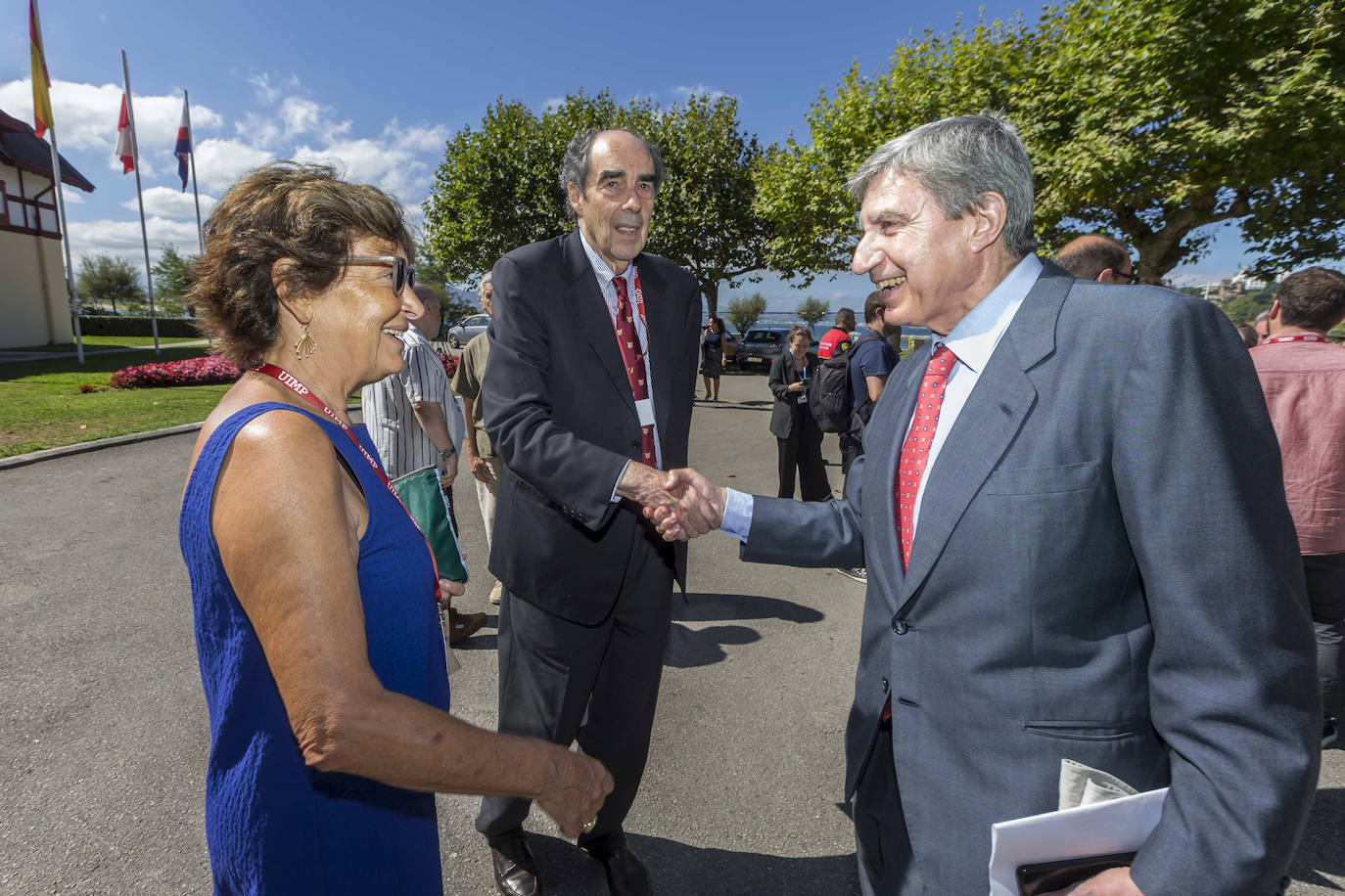 García Delgado saluda a Félix Yndurain, hijo del ex rector Francisco Yndurain, y a la viuda de Santiago Roldán, rector entre 1983 y 1989