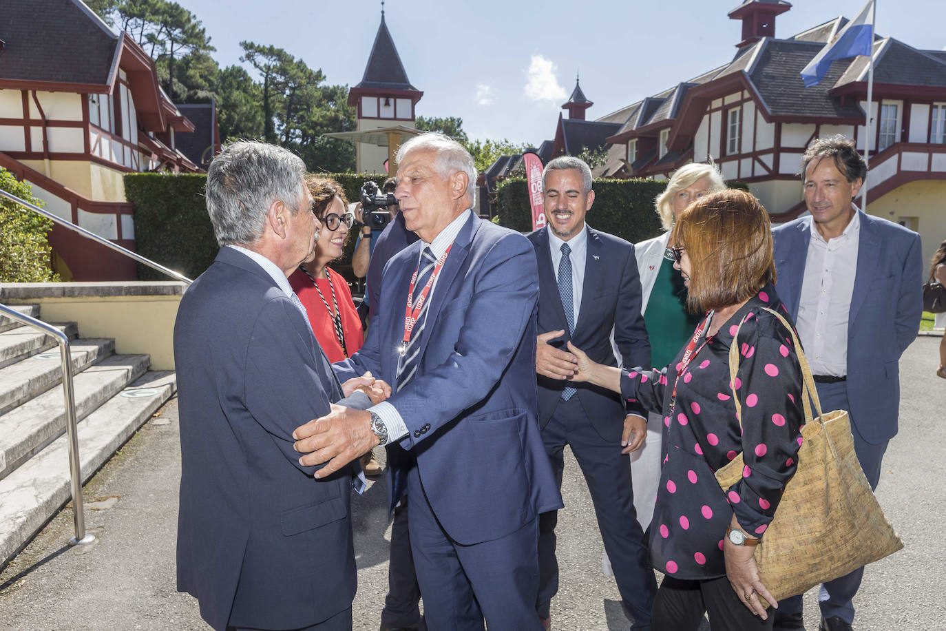 Josep Borrell saluda a Revilla en presencia de Cristina Narbona, Pablo Zuloaga y Gochicoa