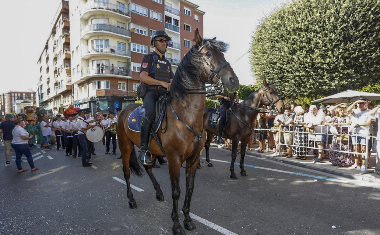 Agentes de la Policía Nacional vigilan a caballo durante la celebración de las fiestas de la Virgen Grande.