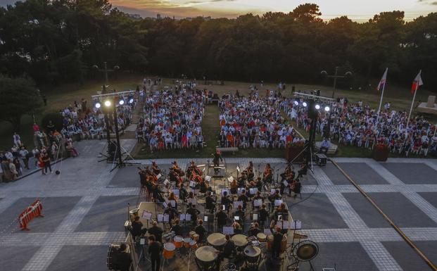 Cientos de personas asistieron al estreno de 'Alma Mater', pieza compuesta por Tomás Marco e interpretada este martes por la Orquesta UIMP-Ataúlfo Argenta.