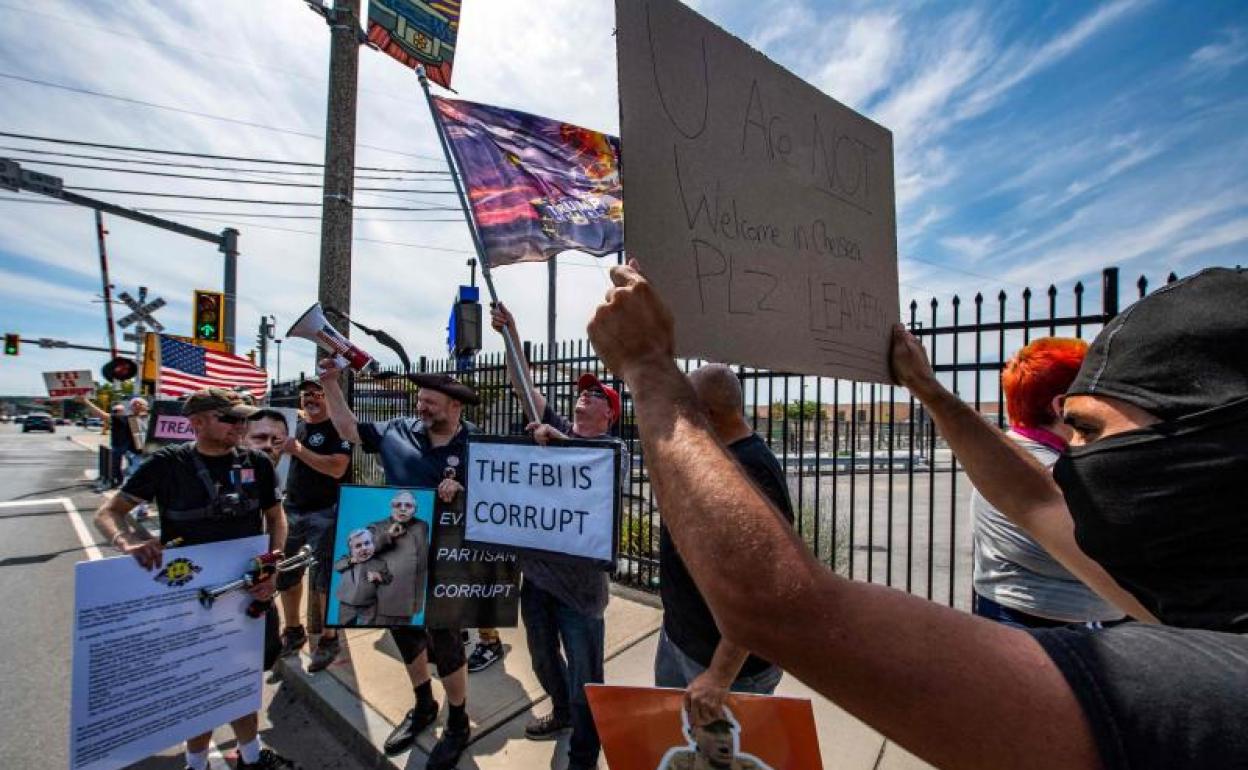 Afines a Trump protestan por el registro del FBI en la mansión de Mar-a-Lago.