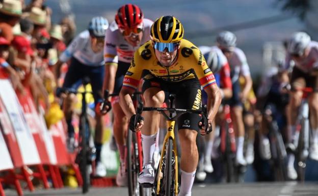 Primoz Roglic se impone en la meta de Laguardia. 