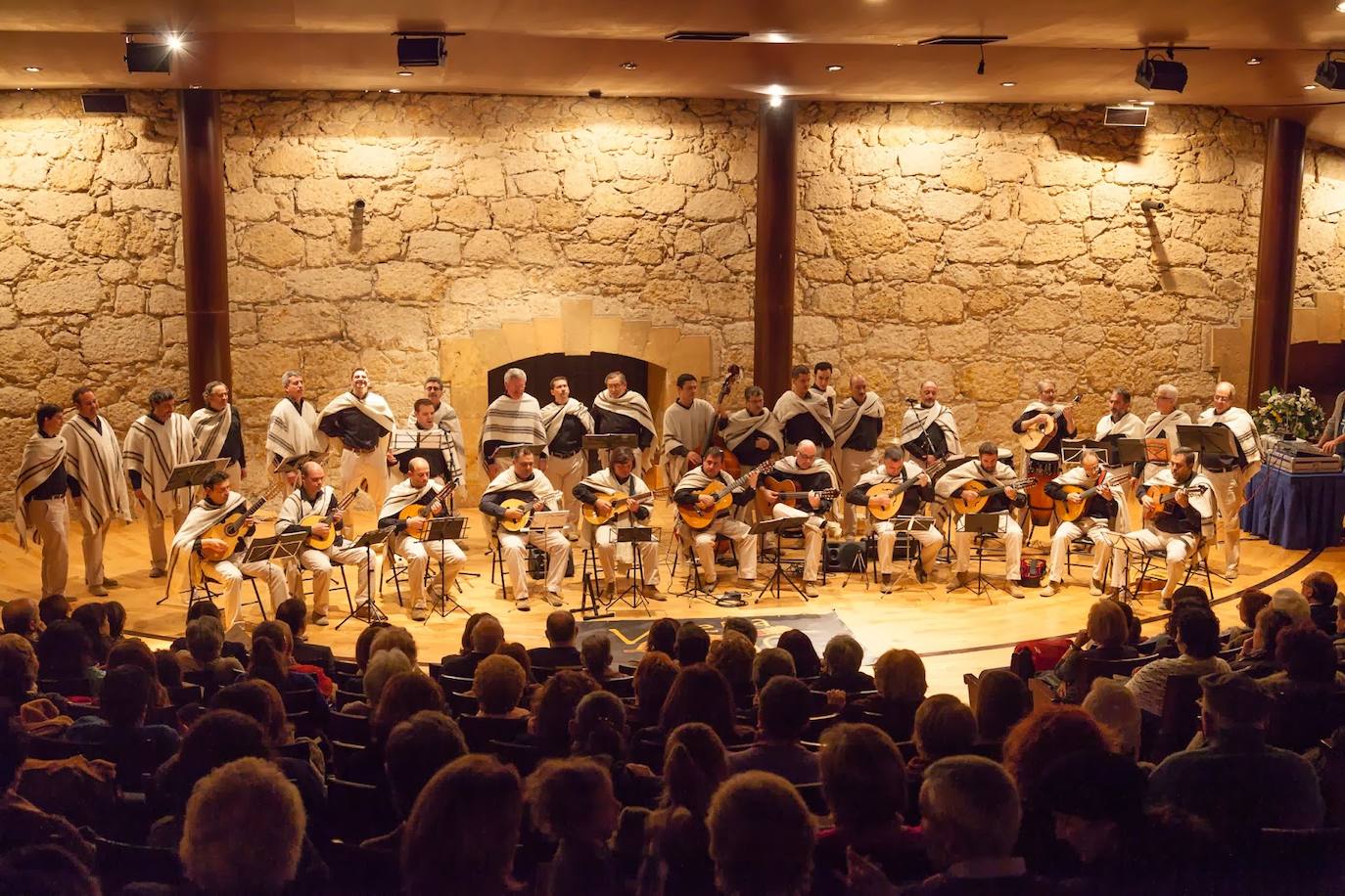 XI FESTIVAL SANTANDER DE BOLEROS. Sábado 15 de octubre, Sala Argenta, 19.30 hORAS. Recital. Artistas invitados, Vuelta Abajo. Precios: A y B 22 euros, D1 20 euros, D2 18 euros, PMR B 22 euros.