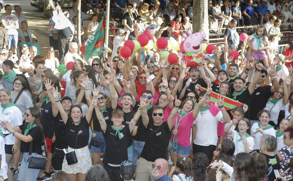 Grupos de peñistas se divierten el domingo en el desfile de la Gala Floral. 