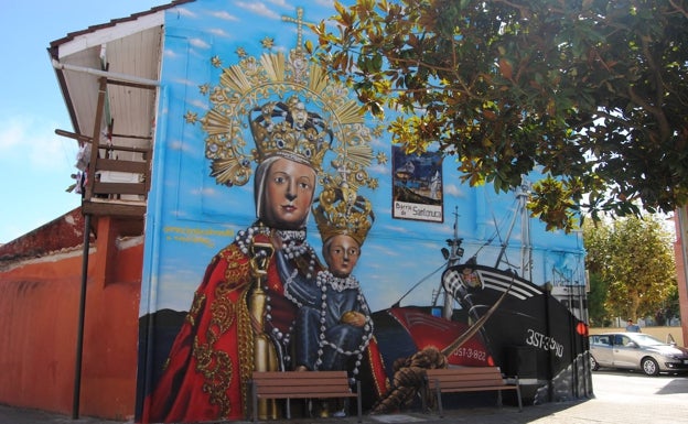 Imagen principal - Mural de la Virgen del Puerto, pintado recientemente en el barrio de Santoñuca.   A. C.