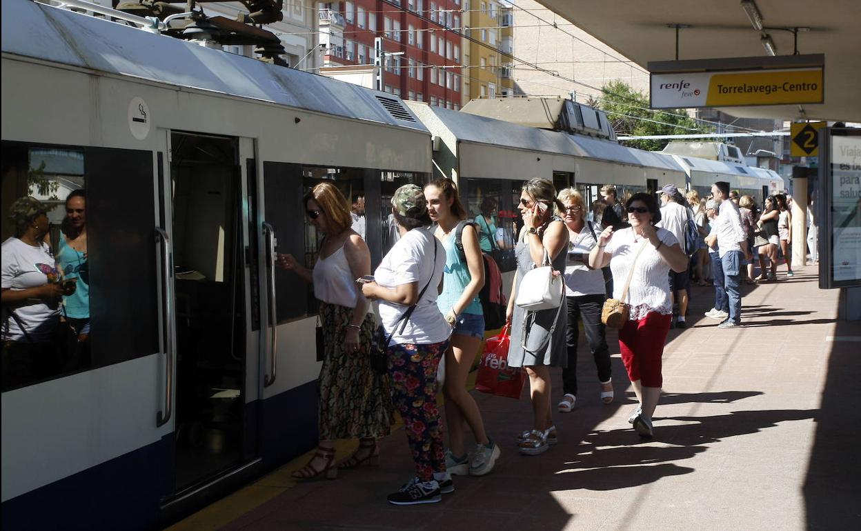 Confusión y problemas en el primer día para sacar el abono gratuito para las Cercanías en Cantabria