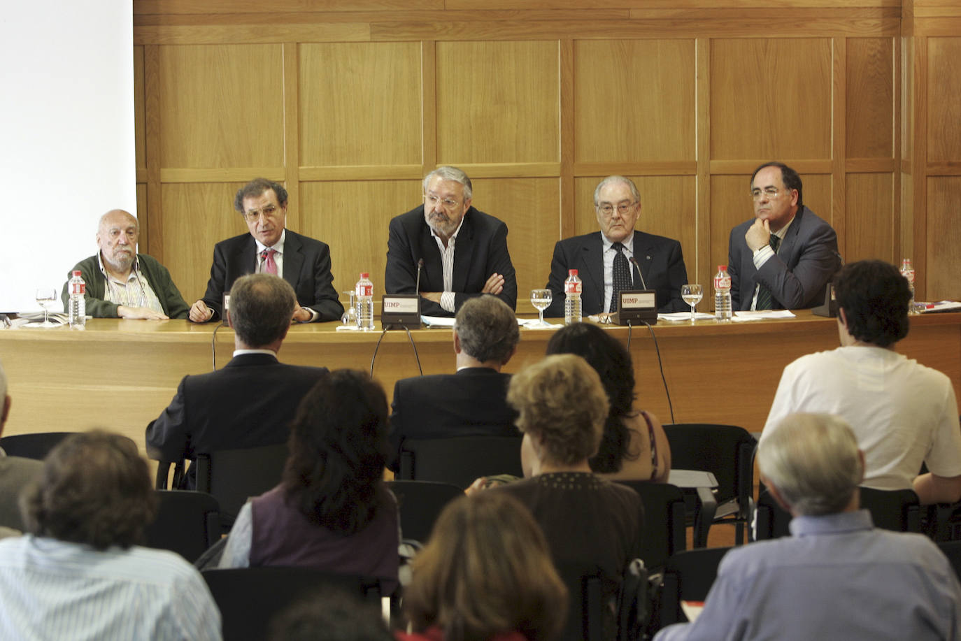 Mesa redonda sobre la Transición en Cantabria en la UIMP de 2009. De izquierda a derecha, Ramón Saiz Viadero, Manuel Ángel Castañeda, Jaime Blanco, Justo de las Cuevas y José Ramón Sáiz.