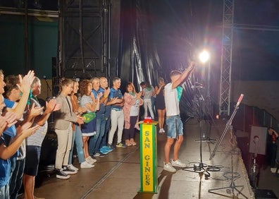 Imagen secundaria 1 - Los homenajeados recibieron el cariño del público congregado para dar inicio a las fiestas 