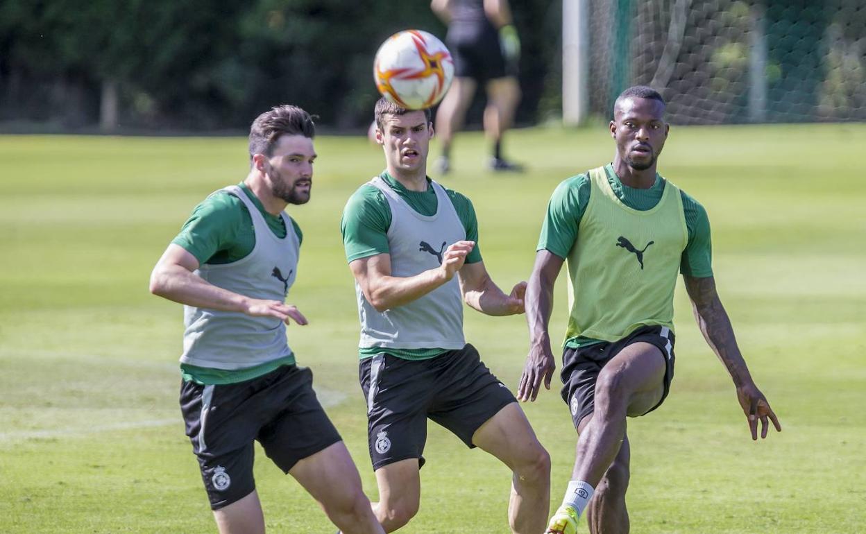 De izquierda a derecha, Satrústegui, Mantilla y Cedric, durante un entrenamiento en La Albericia. 